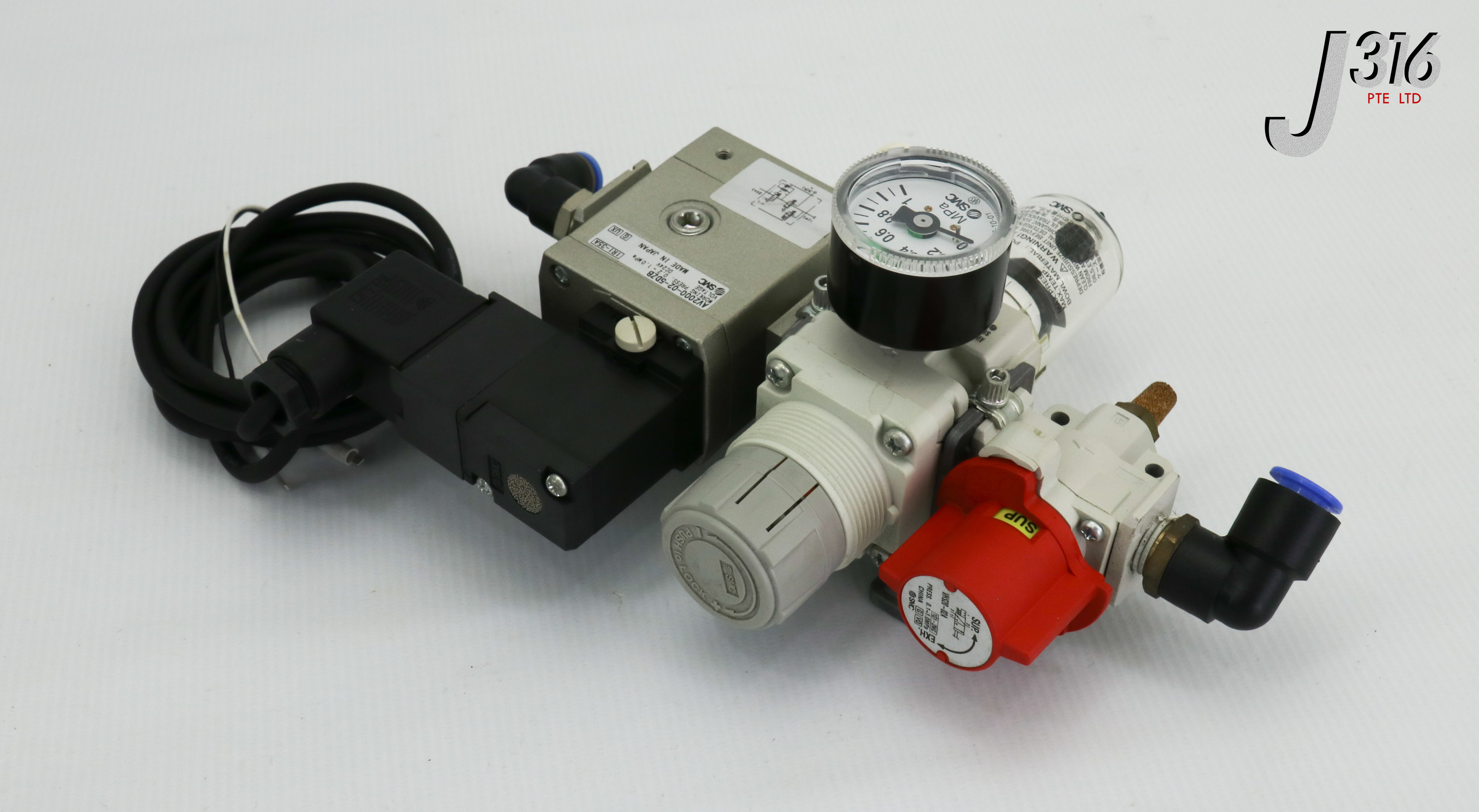 20686 SMC PNEU REG ASSY W/ GAUGE VHS20-02A AV2000-02-5DZB DC21-26V